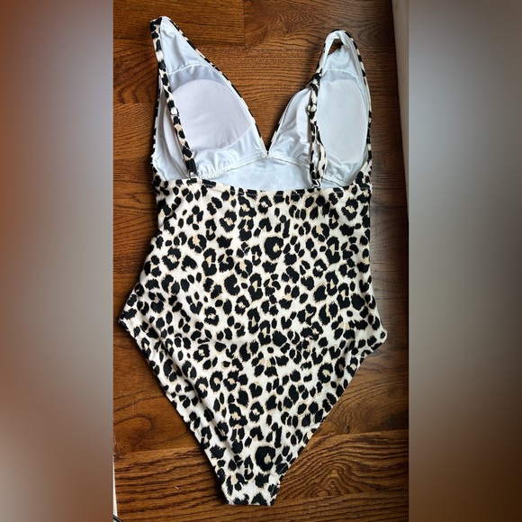 Women's Old Navy Ruched Deep V-Neck One Piece Swimsuit Leopard Animal Print. Med - Picture 2 of 8